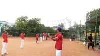 Timnas softball Indonesia U-19 berlatih di Lapangan Karebosi, Makassar, Sulawesi Selatan, sebelum mengikuti Kejuaraan Asia di Hong Kong. (Liputan6.com/Ahmad Akbar Fua)