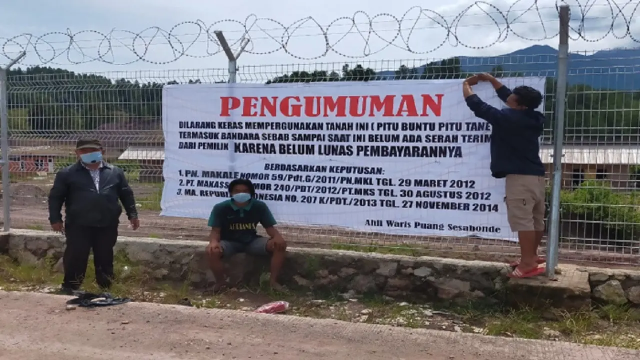 Ahli waris pemilik lahan Bandara Mangkendek, Tana Toraja menuntut pembayaran ganti rugi (Liputan6.com/ Eka Hakim)
