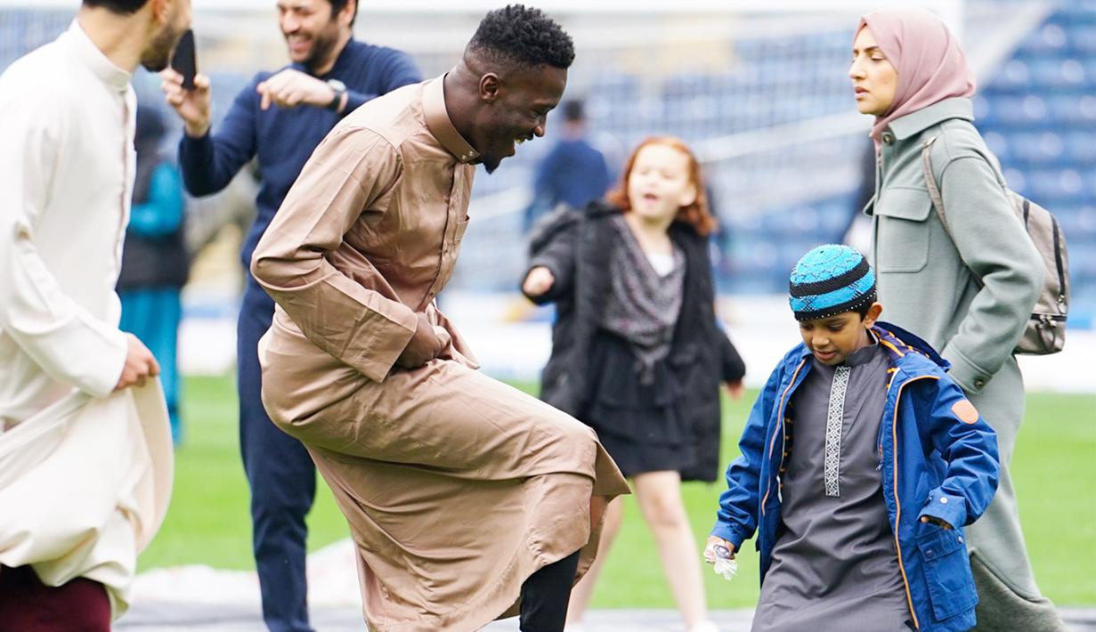 <p>Berkat aksi ini, Blackburn Rovers pun menjadi klub Inggris pertama yang membuka pintu stadionnya bagi komunitas muslim setempat untuk menyelenggarakan salat Idulftri di lapangan. (Foto: twitter Blackburn Rovers)</p>