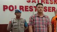 Kasatreskrim Polresta Serkot, AKP David Adhi Kusuma (Kemeja Kotak-kotak). (Selasa, 31/01/2023). (Yandhi Deslatama/Liputan6.com).