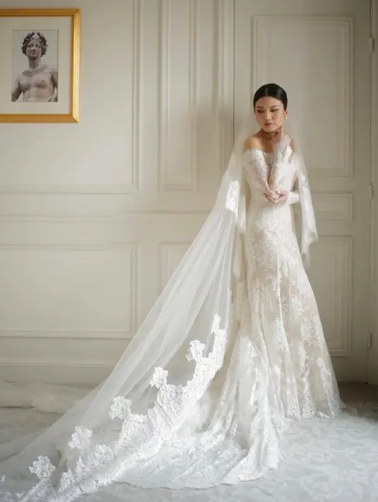 Gaun Valencia kemudian dipercantik dengan Cathedral Veil berbahan tile yang dihiasi bordiran bunga. [Foto: IG/morden.co].