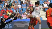 Kiper Timnas China, Shimeng Peng, menggagalkan upaya pemain Timnas Spanyol, Lucia Garcia, pada laga Grup B Piala Dunia Wanita 2019 di Stadion Oceane. Le Havre, Senin (17/6/2019) malam waktu setempat. (AFP/Loic Venance)