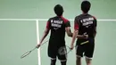 Ganda putra Indonesia, Hendra Setiawan / Mohammad Ahsan, merayakan kemenangan atas Yuta Watanabe / Hiroyuki Endo, pada Indonesia Open 2019 di Istora Senayan, Jumat (19/7). Hendra / Ahsan menang 21-15 9-21 22-20. (Bola.com/Vitalis Yogi Trisna)