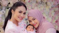 Krisdayanti pose bareng Ameena Hanna Nur Atta dan Aurel Hermansyah. (Foto: Dok. Instagram @krisdayantilemos)