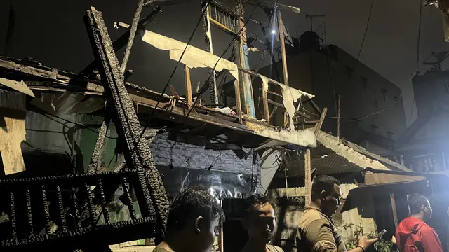 Sejumlah rumah tinggal di lingkungan padat penduduk Jalan Pangeran Jayakarta Nomor 28 RT 06/RW 04, Mangga Dua Selatan, Sawah Besar, Jakarta Pusat, hangus terbakar pada Selasa (21/1/2025). (Liputan6.com/Winda Nelfira)