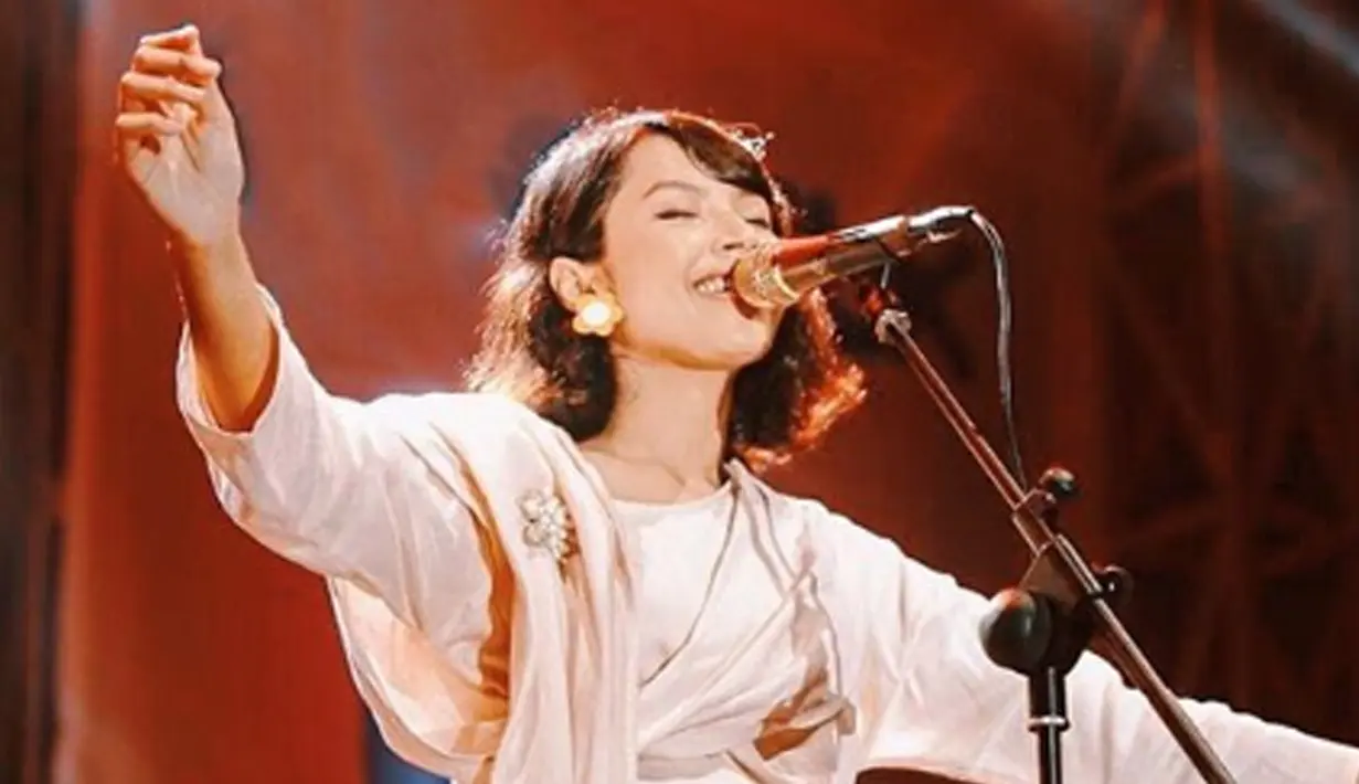 Karir musik Vira berawal dari dirinya yang gemar melakukan cover lagu. Cover lagu yang pertama kali dilakukan oleh Vira ialah lagu dari Frank Sintra yang berjuduL Fly Me To The Moon.  (Liputan6.com/IG/viratalisa)