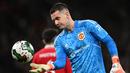 Aksi kiper Manchester United, Tom Heaton saat menghadapi Nottingham Forest pada laga leg pertama semifinal Piala Liga 2022/2023 di Old Trafford Stadium, Manchester (1/2/2023). Telah berusia 37 tahun, Tom Heaton yang didatangkan dari Aston Villa pada awal musim 2021/2022 tercatat hanya tampil 2 kali musim ini di Piala Liga. Dengan usia yang tak lagi muda dan hanya berstatus kiper pelapis, kemungkinan besar MU tak akan memperpanjang kontraknya. (AFP/Paul Ellis)