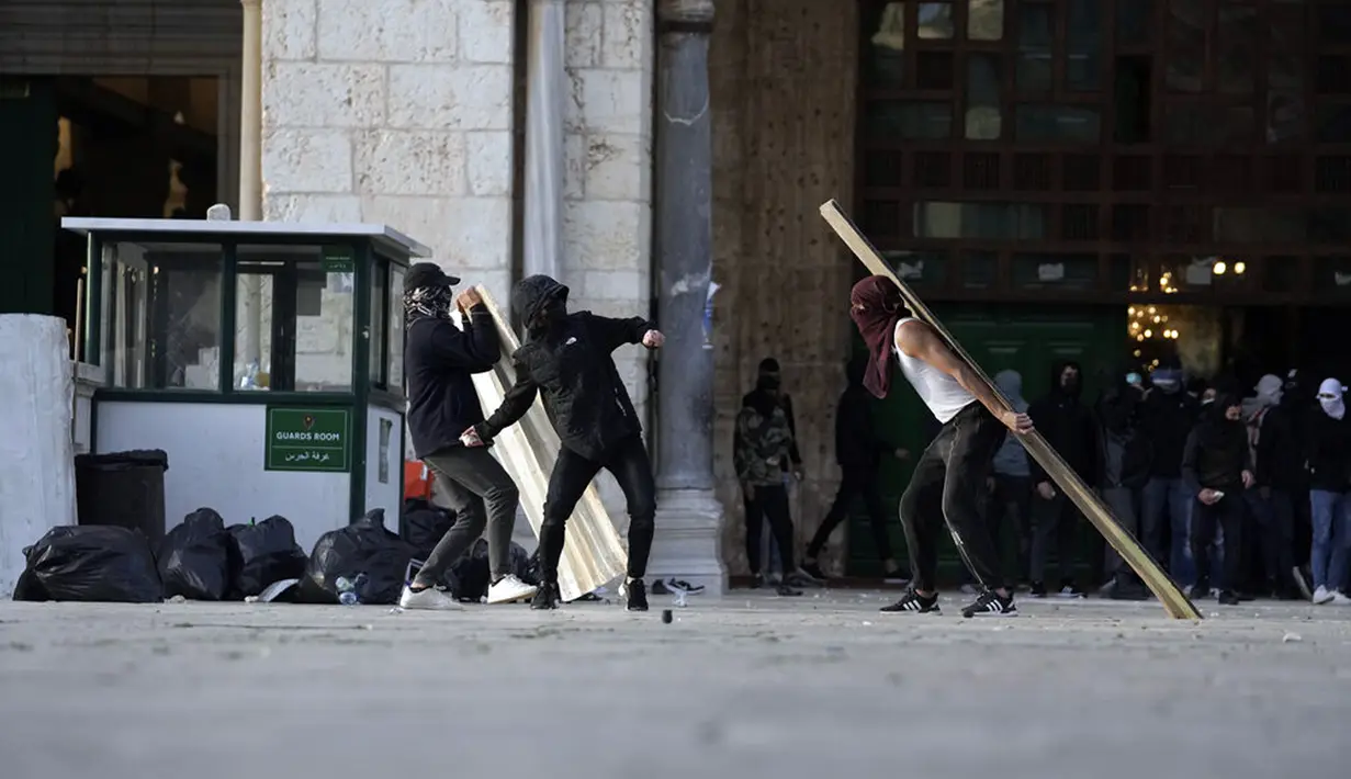 <p>Pengunjuk rasa Palestina bentrok dengan polisi Israel di Kompleks Masjid Al Aqsa, Yerusalem, Jumat (22/4/2022). Polisi Israel dan pemuda Palestina kembali bentrok di Kompleks Masjid Al Aqsa. (AP Photo/Mahmoud Illean)</p>