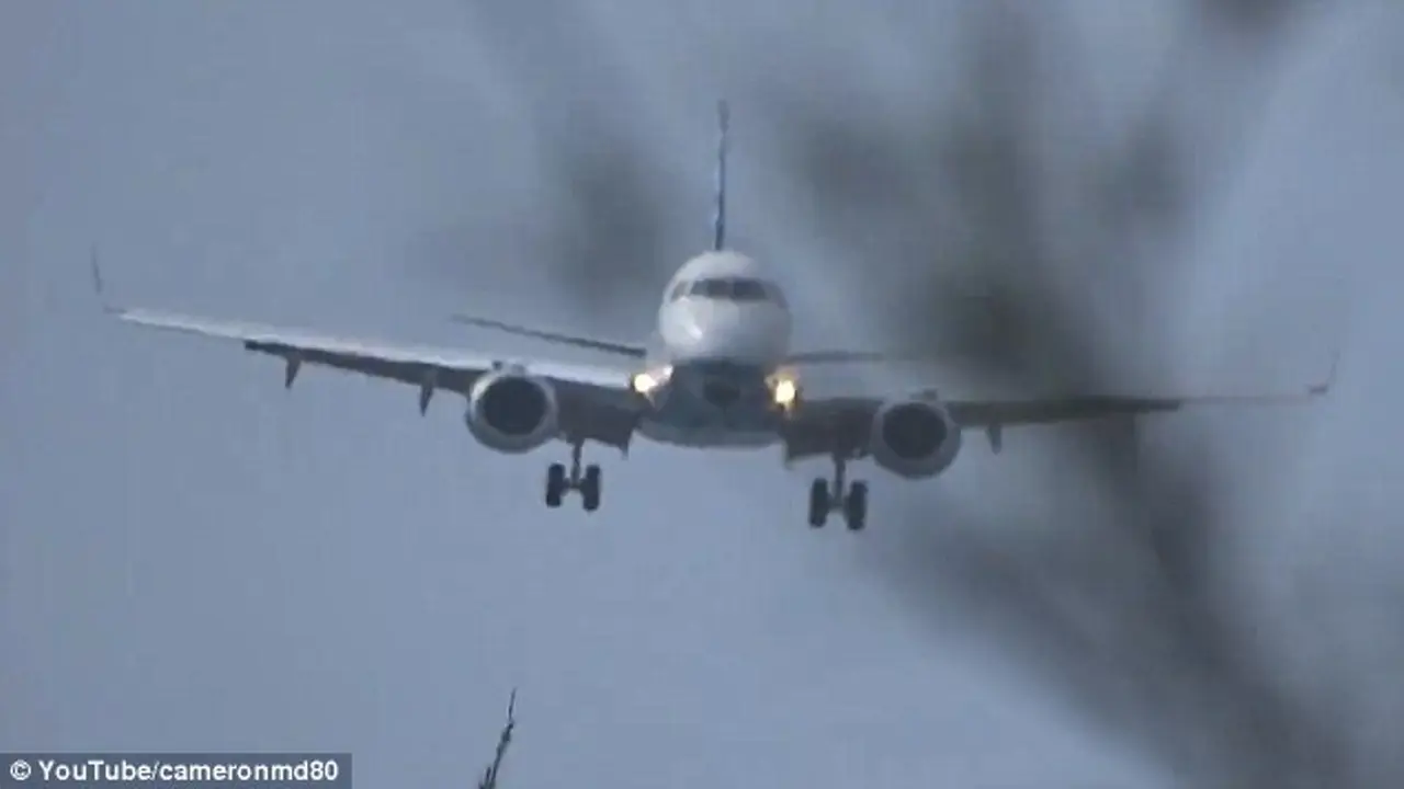 Momen Dramatis Pesawat JetBlue Mendarat Tanpa Roda Depan