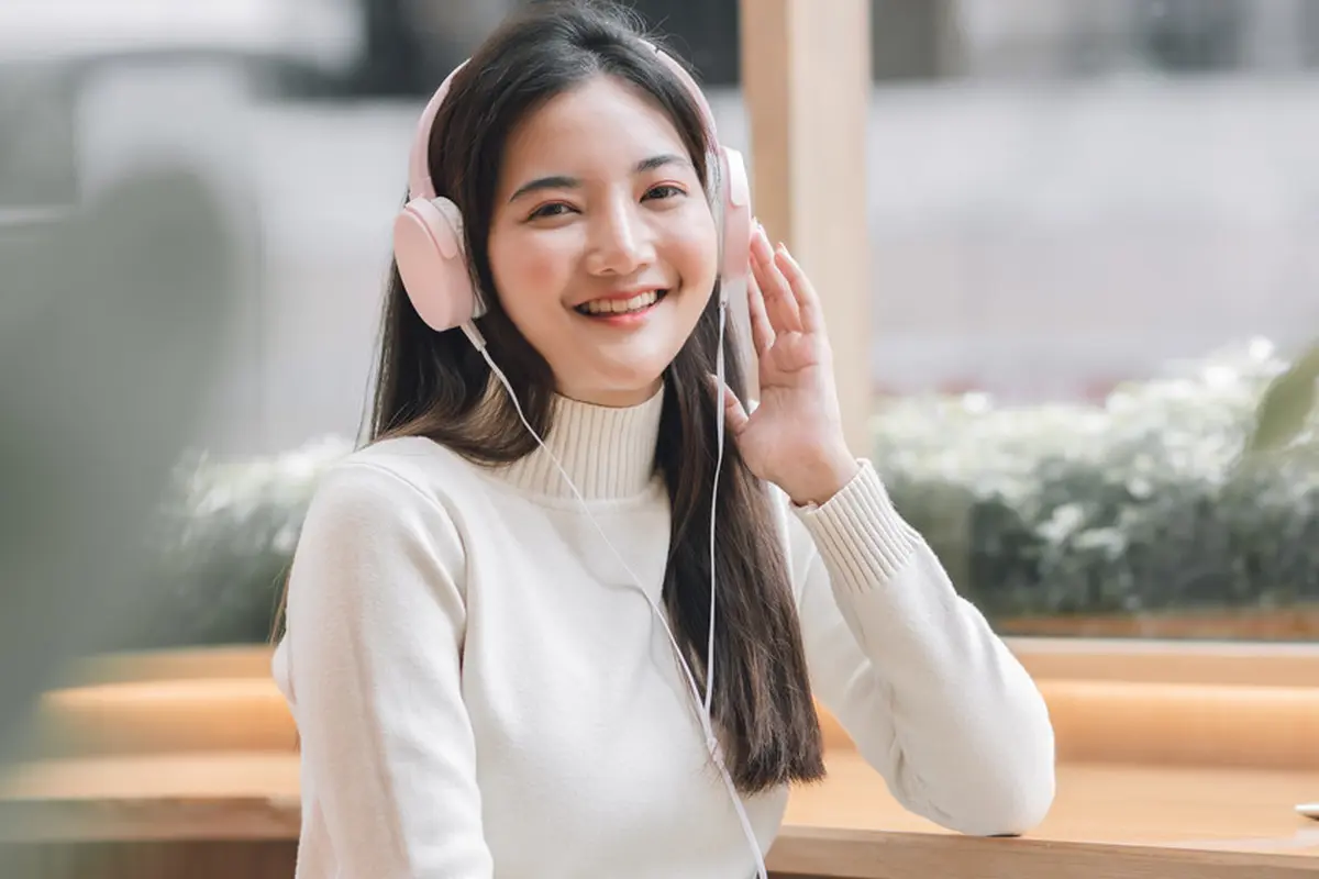 perempuan tersenyum bahagia kalem baik