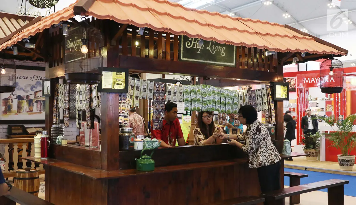 Pengunjung melihat pameran Indonesia Trade Expo (ITE) 2017 di ICE, BSD, Tangerang Selatan, Rabu (11/10). Pameran ini diikuti oleh 1.100 perusahaan nasional dengan dengan target mendatangkan 16.000 pengunjung. (Liputan6.com/Angga Yuniar)