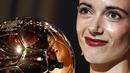 Pemain Barcelona, Aitana Bonmati saat menerima penghargaan Ballon d'Or pada acara yang berlangsung di Theatre du Chatelet, Paris, Selasa (29/10/2024) dini hari WIB. (AFP/Franck Fife)