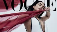 Priyanka Chopra tampil di sampul majalah Vogue Australia edisi Juni 2021. (dok. Instagram @priyankachopra/https://www.instagram.com/p/CPRnWT5tDl3/)