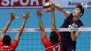 Pemain Timnas voli putra Korea Selatan, Jiseok Jung (kanan) melakukan smes ke arah pemain Indonesia pada babak 8 besar Grup E Kejuaraan Voli Asia 2017 di GOR Tri Dharma, Gresik, Kamis (27/7). Indonesia kalah 3-1. (Liputan6.com/Helmi Fithriansyah)