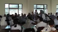 Siswi SKO Sulawesi Tenggara yang diperiksa pihak Dinas Pendidikan Nasional Sulawesi Tenggara. Foto: (Akbar Fua/Liputan6.com)