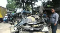 Mobil hancur akibat ditabrak truk fuso di Tanjakan Cimande. (Liputan6.com/Achmad Sudarno)