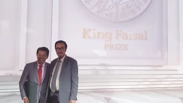 Profesor Irwandi Jaswir (kiri) bersama Dubes RI untuk Arab Saudi Agus Maftuh Abegebriel (sumber: KBRI Riyadh)