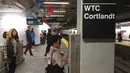 Penumpang menunggu kedatangan kereta bawah tanah di subway Cortlandt Street station yang baru dibuka lagi di New York, Minggu (9/9). Kini masyarakat dapat menggunakan lagi stasiun subway yang dibangun kembali pada 2015 lalu itu. (AFP/Thomas URBAIN)