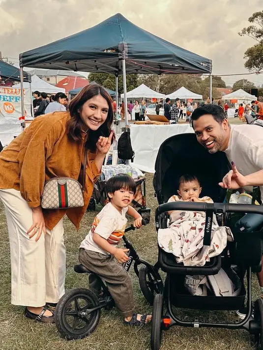 Begitupun dengan Acha Sinaga yang melakukan pencoblosan di Australia tempatnya kini tinggal. Ia datang bersama keluarga kecilnya mengenakan kemeja coklat dipadukan celana panjang warna putih. [@achasinaga]