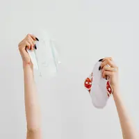 Saat menstruasi, area kewanitaan akan rawan iritasi karena terpapar darah menstruasi. (Foto: Pexels/Karolina Grabowska)