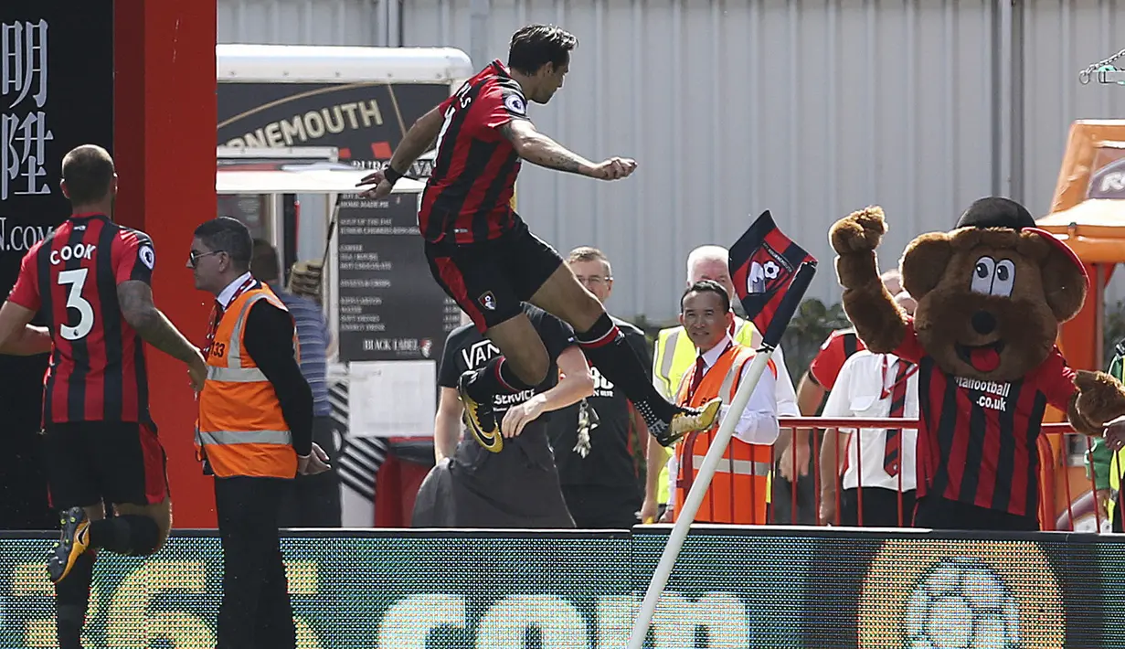 Pemain AFC Bournemouth, Charlie Daniels merayakan gol ke gawang Manchester City ,pada lanjutan Premier League di Vitality Stadium, Bournemouth, (26/8/2017). (Steven Paston/PA via AP)