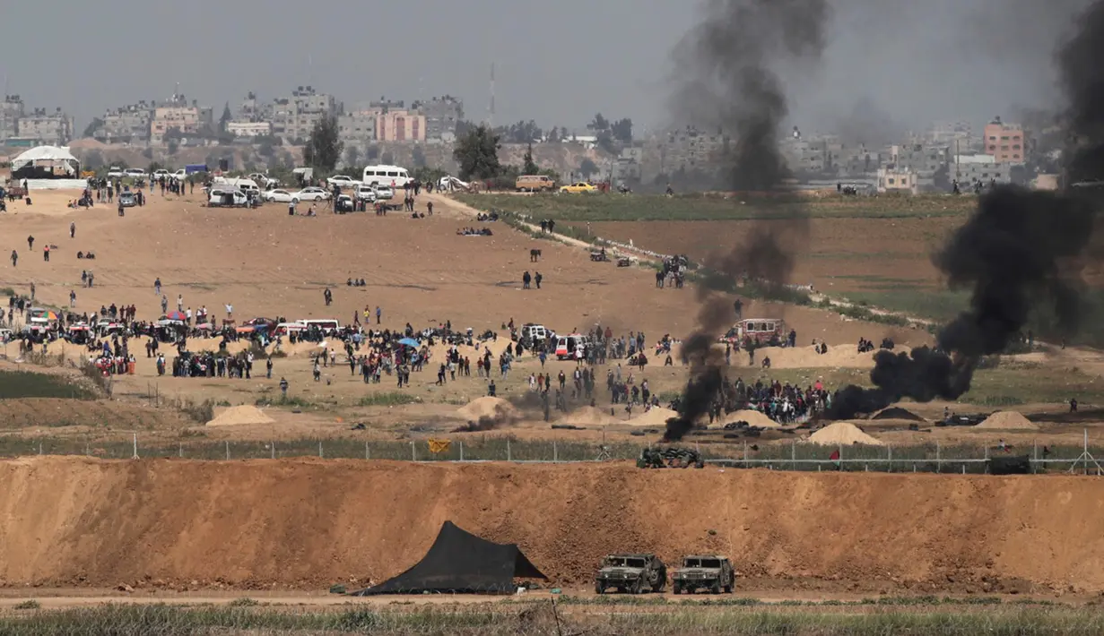 Suasana saat aksi protes warga Palestina di perbatasan Gaza dengan Israel, Jumat (6/4). Aksi ini merupakan protes warga Palestina untuk kembali ke rumah-rumah mereka di Jalur Gaza yang dikuasai militer Israel sejak 1948. (AP Photo/Tsafrir Abayov)
