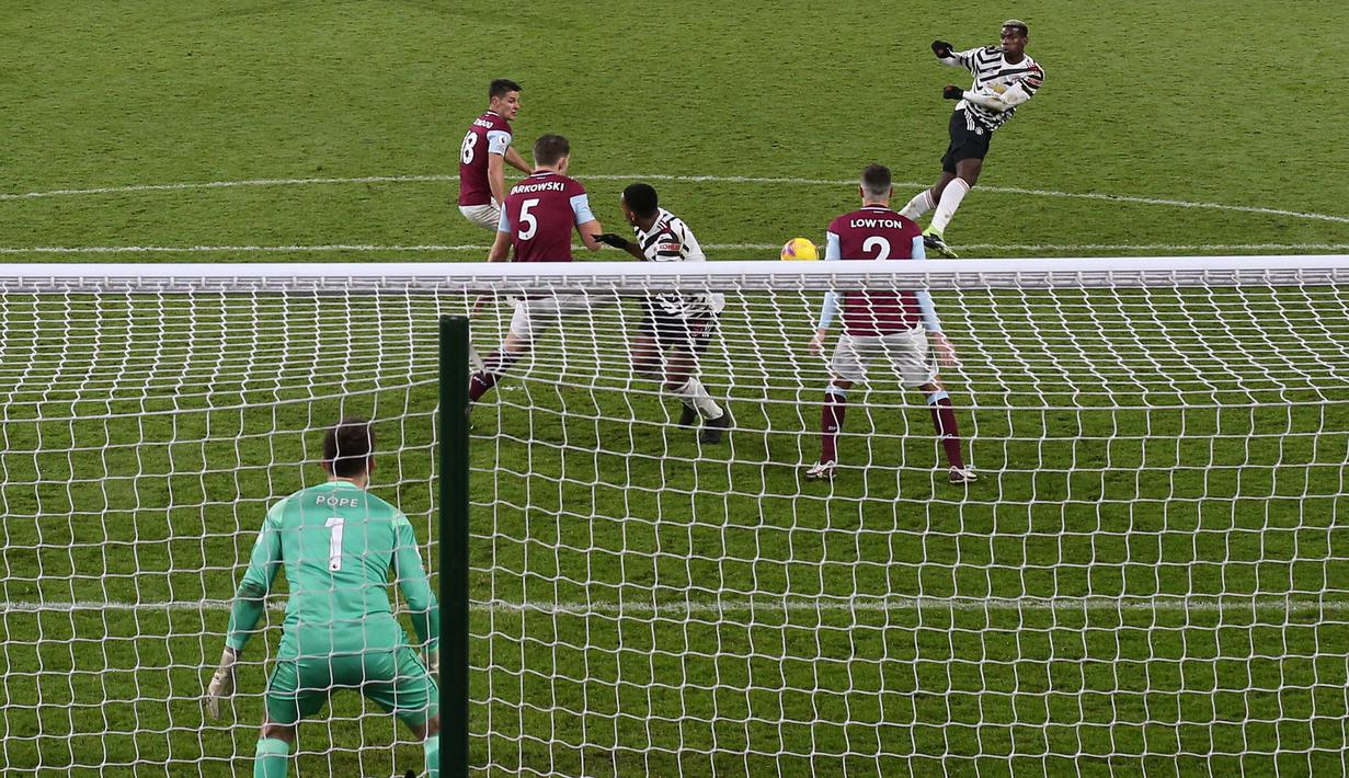 Paul Pogba menggunakan jersey tandang bermotif hitam-putih berhasil menjebol gawang Burnley dalam laga lanjutan Liga Inggris. (Foto: Clive Brunskill/Pool/AFP)