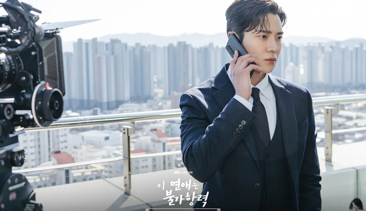 Rowoon, yang memikat dengan perannya sebagai Shin Yu, seorang pengacara yang terkena mantra, dan Min Ju, yang dikutuk karena pilihannya yang tragis mengatakan, "Saya senang bisa memerankannya. Jang Shin Yu, karakter yang sangat kucintai."(Foto: JTBC)