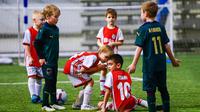 Ilustrasi anak bermain sepak bola. (Photo by Vladimir Chake: https://www.pexels.com/photo/little-boys-playing-a-football-match-8858970/)