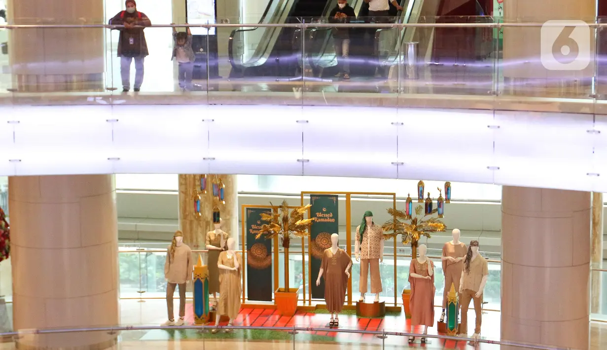 Dekorasi Ramadhan yang dipasang oleh pihak mal di Lotte Mal Jakarta, Senin (20/3/2023). (Liputan6.com/Herman Zakharia)