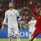 Bintang Portugal, Cristiano Ronaldo, merayakan gol yang dicetaknya ke gawang Spanyol pada laga Grup B Piala Dunia di Stadion Fisht, Sochi, Jumat (15/6/2018). CR 7 pencetak hattrick perdana Piala Dunia 2018. (AP/Francisco Seco)