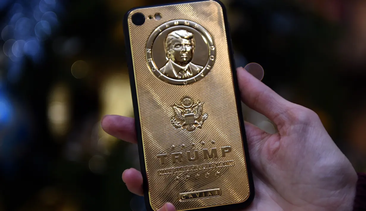 Detail dari iPhone 7 edisi khusus dengan potret muka Donald Trump di Moskow, Rusia, 14 November 2016. Ponsel mewah edisi Trump ini hanya dijual dalam jumlah yang sangat terbatas dengan harga US$ 3040 atau sekitar Rp 40,5 jutaan. (Vasily Maximov/AFP)