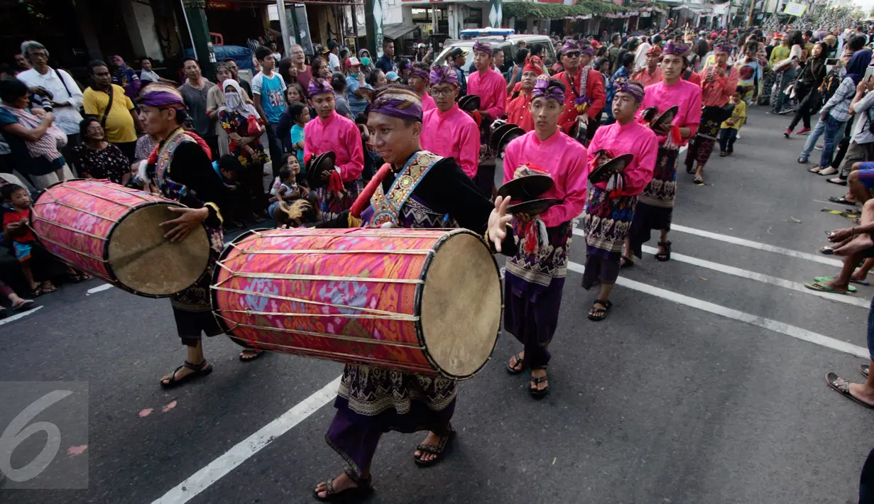 Sejumlah peserta mengikuti pawai pembukaan Festifal Kesenian Yogyakarta (FKY) 2016 di Jalan Malioboro, Yogyakarta (23/8). Kegiatan budaya tersebut di  akan digelar di Taman Kuliner Condongcatur, Sleman. (Boy Harjanto)