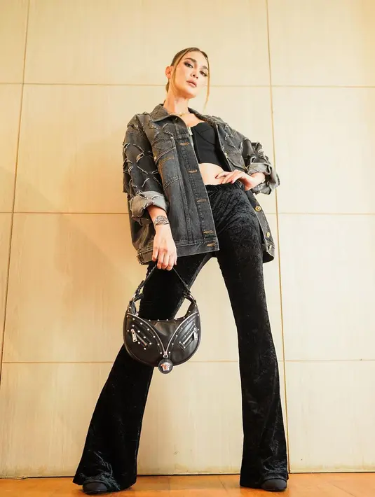 Kenakan bustier yang sama, Luna Maya tetap terlihat menawan dengan look yang lebih kasual [@lunamaya]