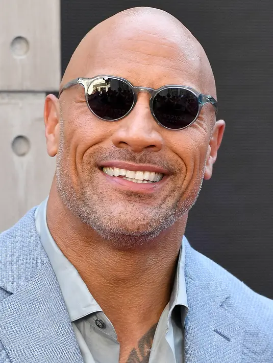 Dwayne Johnson menghadiri pemutaran film "Skyscraper" di New York, AS (10/7). Film ini menceritakan mantan agen FBI yang harus menyelamatkan keluarganya dari gedung pencakar langit tertinggi di dunia setelah disandra teroris. (AFP Photo/Michael Loccisano)