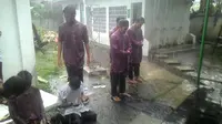 Meskipun hujan deras, santri Garut tetap melangsungkan shalat berjamaah (Liputan6.com/Jayadi Supriadin)