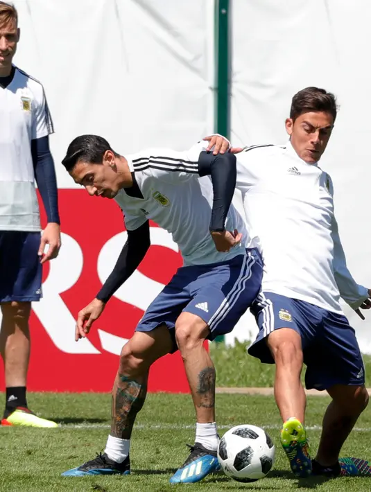 Pemain Argentina Angel Di Maria berebut bola dengan Paulo Dybala saat sesi latihan di Bronnitsy, Rusia, (15/6). Argentina akan bertanding melawan Islandia pada grup D Piala Dunia 2018 di Spartak Stadium, Moskow.  (AP Photo / Ricardo Mazalan)