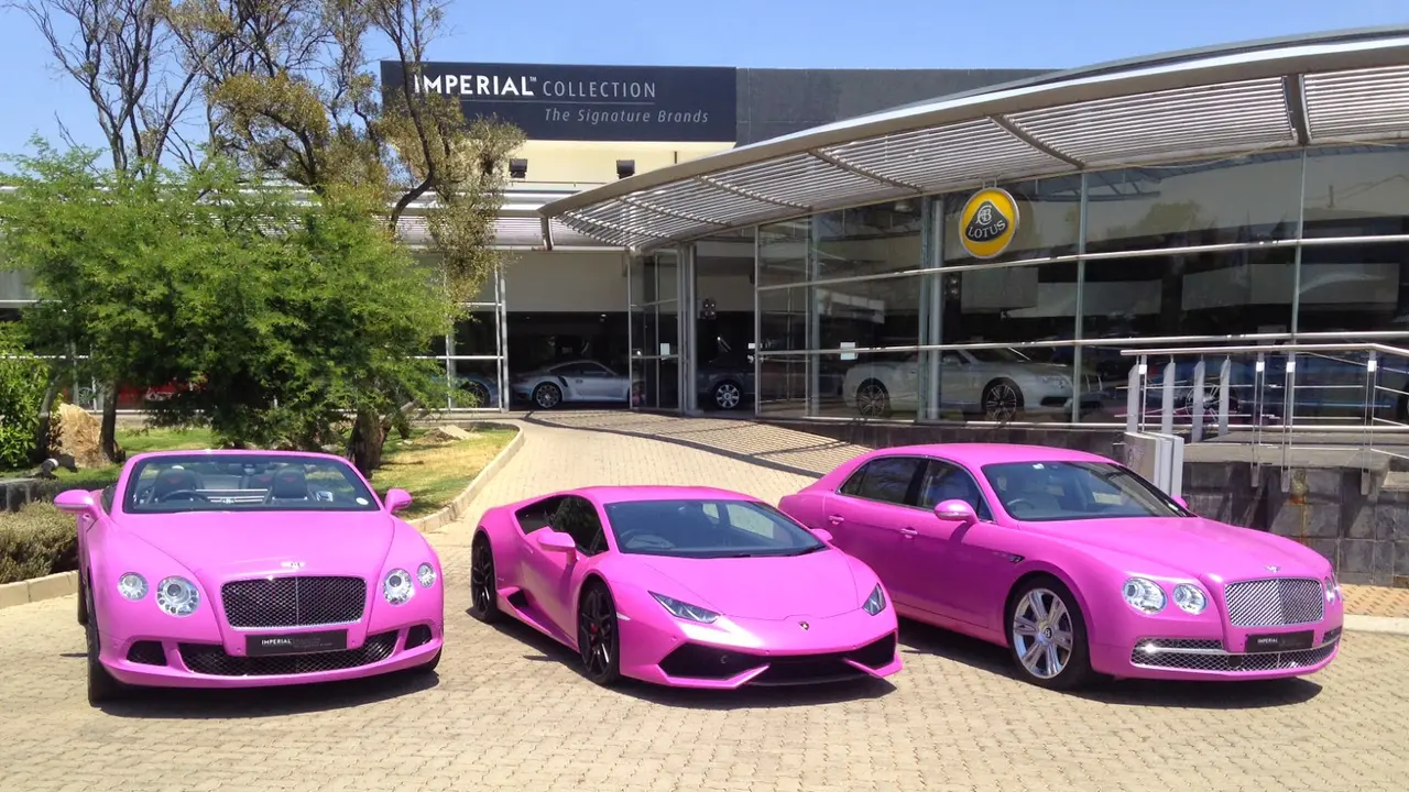Lamborghini dan Bentley Kompakan Pakai Seragam Pink