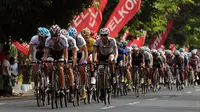 Etape keempat Internasional Tour De Banyuwangi Ijen dikenal dengan istilah City Tour, para pebalap harus menyelesaikan 12 putaran di dalam Kabupaten Banyuwangi, Jawa Timur, (19/10/2014).  (Liputan6.com/Helmi Fithriansyah) 