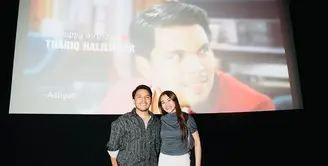 Aaliyah tampak memesona meski mengenakan outfit minimalis. Ia mengenakan kaus lengan pendek warna abu-abu tua yang dipadukan  long pants berwarna putih. [@thariqhalilintar]