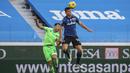 Pemain Atalanta, Ruslan Malinovskyj, menyundul bola saat melawan Lazio pada laga Liga Italia di Stadion Gewiss, Minggu (31/1/2021). Lazio menang dengan skor 3-1. (Stefano Nicoli/LaPresse via AP)