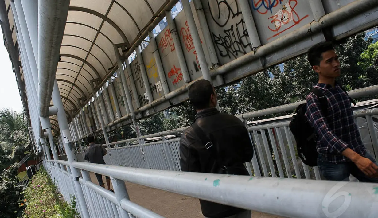 Aksi vandalisme dan kurangnya perhatian dari pemerintah membuat fasilitas pendukung banyak yang rusak serta membuat tidak rasa aman warga, Jakarta, (18/9/14). (Liputan6.com/Faizal Fanani)