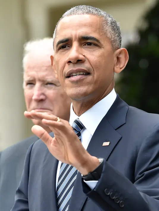 Presiden AS Barack Obama didampingi Wapres AS, Joe Biden memberikan pidato kemenangan capres dari Partai Republik, Donald Trump di Pilpres AS di Gedung Putih, Washington, DC (9/11).  (AFP PHOTO/Nicholas Kamm)