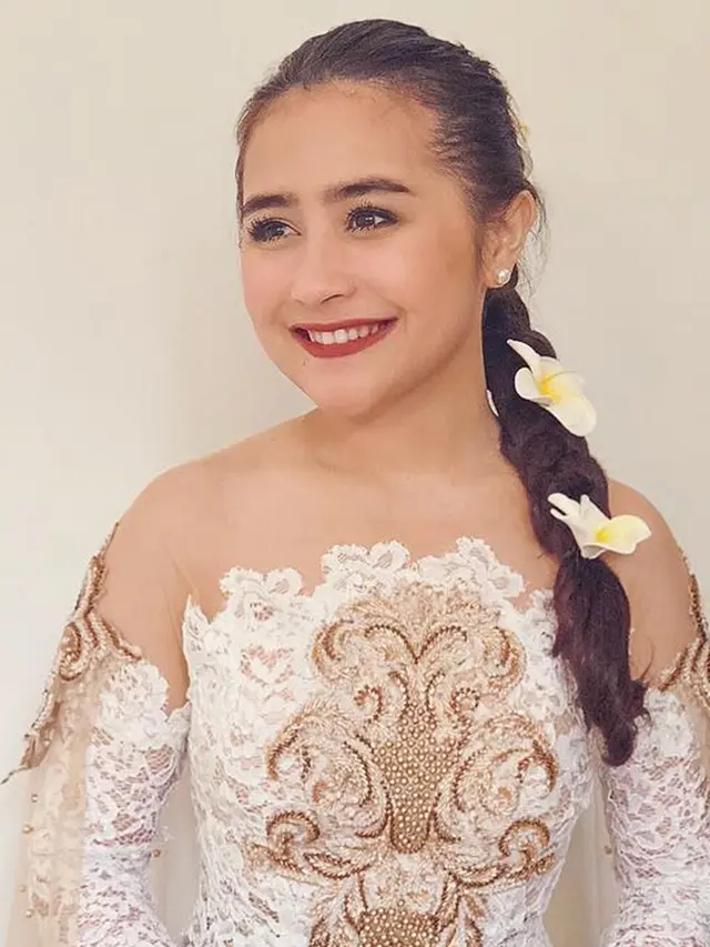 FOTO: Pesona Prilly Latuconsina saat Pakai Kebaya, Kian Menawan