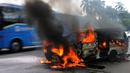 Satu unit angkutan kota (angkot) C062 jurusan Ciledug-Cipete terbakar di kawasan Kebun Nanas, Tangerang, Kamis (17/5). Kebakaran diduga terjadi akibat hubungan arus pendek kabel aki dan tidak ada korban jiwa dalam peristiwa itu. (Merdeka.com/Arie Basuki)