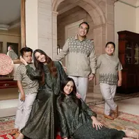 Keluarga Nia Ramadhani tampil dengan nuansa hijau, ia dan putrinya mengenakan dress hijau emerald. Sedangkan anggota keluarga pria mengenakan baju kemeja koko bermotif hijau lebih terang. [@geulis.id]