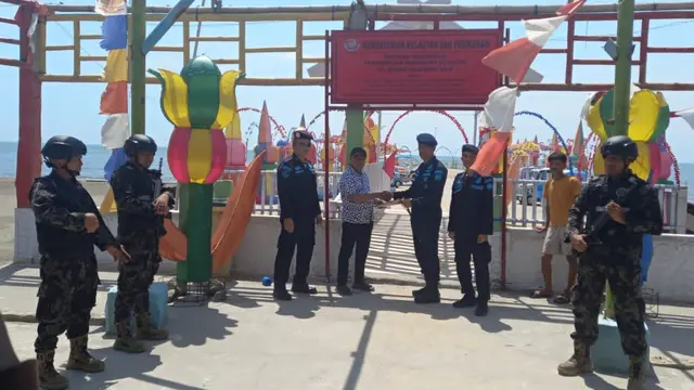 KKP melakukan penyegelan terhadap pembangunan tanggul abrasi pantai di Kabupaten Takalar, Sulawesi Selatan. Tanggul ini  dibangun dengan mereklamasi pantai kemudian memanfaatkannya untuk aktivitas wisata. (Dok KKP)