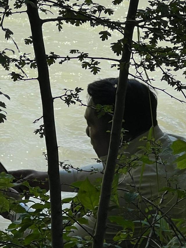 5 Potret Ridwan Kamil dan Keluarga Kunjungi Sungai Aare, Kenang Mendiang Eril