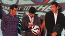 Kapten tim Persija, Bambang Pamungkas (tengah) menandatangani bola saat peresmian gelaran ISL 2015 di Lounge VVIP Barat Stadion GBK Jakarta, Sabtu (14/2/2015). (Liputan6.com/Helmi Fithriansyah)