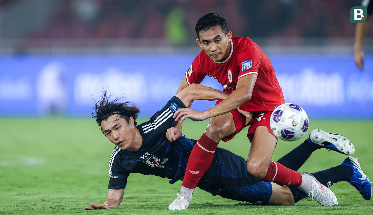 Pemain Timnas Indonesia, Rizky Ridho, berebut bola dengan pemain Jepang, Junya Ito pada Kualifikasi Piala Dunia 2026 Zona Asia di Stadion Gelora Bung Karno, Senayan, Jakarta, Jumat (15/11/2024) malam WIB. (Bola.com/Bagaskara Lazuardi)